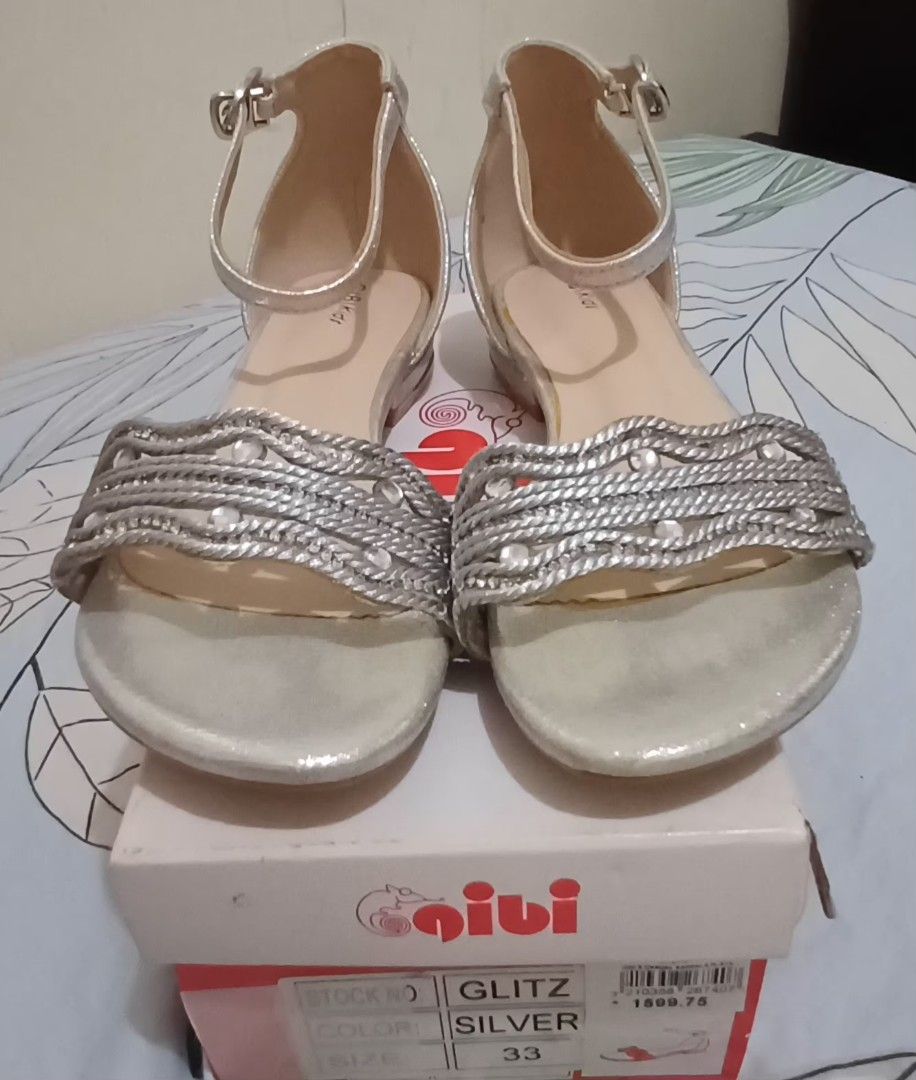 Gibi Glitz Silver Sandals Size 33 (Category: Flats & Sandals) located in Antipolo. Submitted by cone0812 (Listing ID 1447299727, Image 1). Description: - Sparkly silver sandals for kids - Pretty embellishments on the strap - Secure buckle closure - Comes with original box - Size 33 - 8 inches insole -0rig price 1599 -RFS mabilis nalakihan.