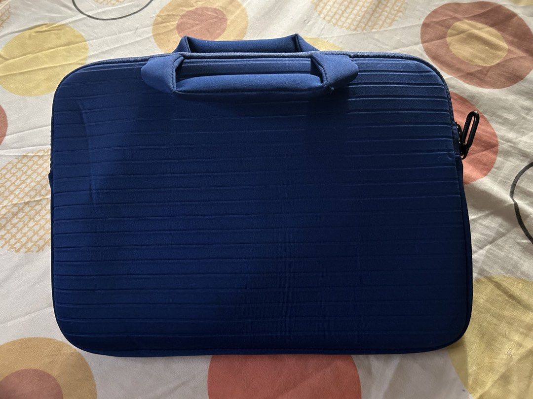 Halo Tablet Sleeve with Pocket (Category: Laptop Bags & Sleeves) located in Quezon City. Submitted by ameliepoulin (Listing ID 1447361402, Image 2). Description: Pre-loved Halo Tablet Sleeve with Pocket. RSF: decluttering.