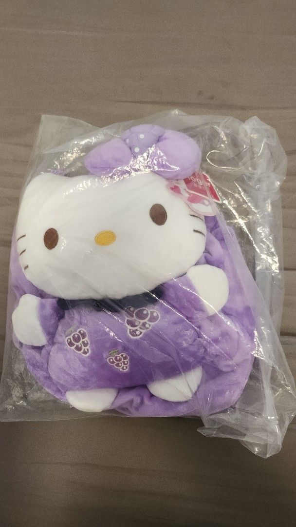 Hello Kitty 紫色毛公仔背包 （分類：嬰兒及小童流行時尚）位於 Hong Kong。 由 zlee814 提交（商品編號 1447297783，圖片 1）。簡介： 呢對係Hello Kitty嘅紫色毛公仔背包，好可愛呀！個樣係Hello Kitty，好軟熟。。