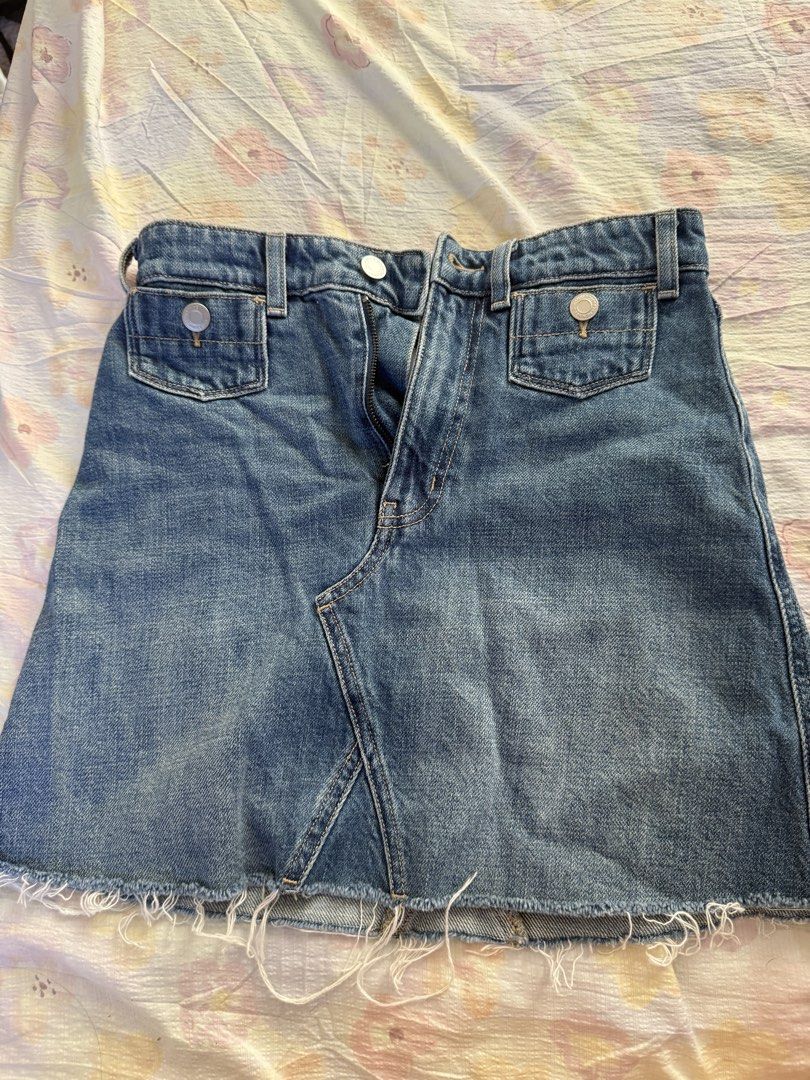 H&M Blue Denim Skirt (Category: Skirts) located in Quezon City. Submitted by patchotdeclutz (Listing ID 1447469341, Image 1). Description: - size 34 - new but i removed the tag! never used - impulse buy - rfs: “cute ill work out to make myself fit in it” (i give up) — tldr too small 🤣.