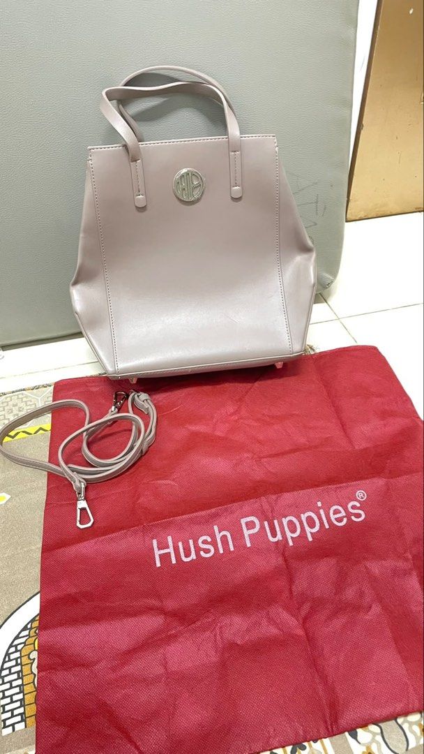 Hush Puppies Original 2-Way Handbag (Kategori: Tas & Dompet Wanita) berada di Tangerang. Dikirim oleh alesta21 (ID iklan 1447300134, Gambar 2). Deskripsi: Hush Puppies Original 2-Way Handbag Warna Taupe/Grey yang netral dan elegan, cocok dipakai untuk kerja, kuliah, maupun daily use. Detail Produk: * ✔️ Original Hush Puppies * ✔️ Warna Taupe/Grey * ✔️ Bisa dipakai sebagai handbag atau shoulder bag (include sling strap) * ✔️ Kompartemen utama luas