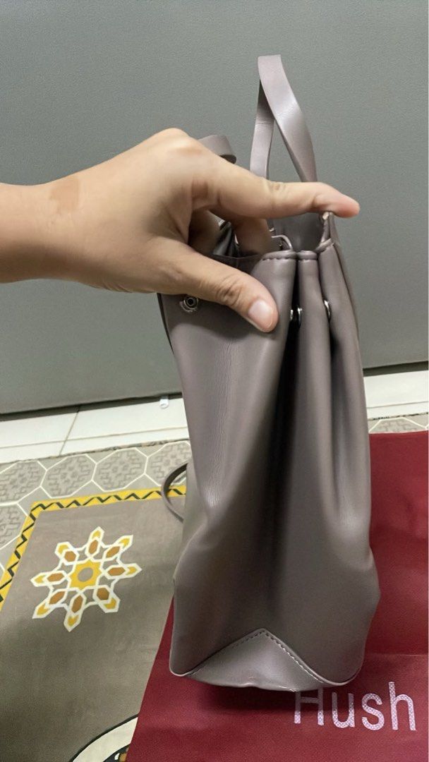 Hush Puppies Original 2-Way Handbag (Kategori: Tas & Dompet Wanita) berada di Tangerang. Dikirim oleh alesta21 (ID iklan 1447300134, Gambar 3). Deskripsi: Hush Puppies Original 2-Way Handbag Warna Taupe/Grey yang netral dan elegan, cocok dipakai untuk kerja, kuliah, maupun daily use. Detail Produk: * ✔️ Original Hush Puppies * ✔️ Warna Taupe/Grey * ✔️ Bisa dipakai sebagai handbag atau shoulder bag (include sling strap) * ✔️ Kompartemen utama luas