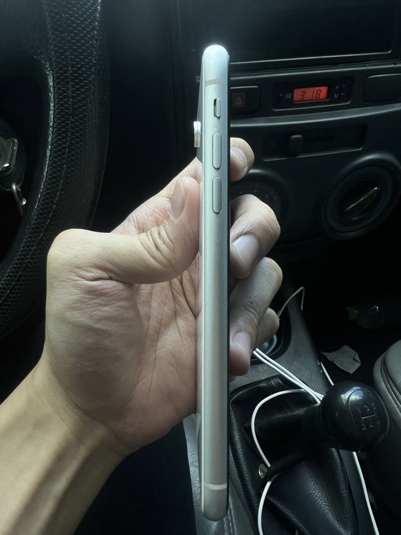 Iphone Xr (Category: iPhone X Series) located in Quezon City. Submitted by johanncurry30 (Listing ID 1447340125, Image 2). Description: For sale only Iphone XR 64gb 75%bh Openline No history of repair All working No issues Unit and case only (No box,No Charger) For sale / swap higher model Location: Quezon city .