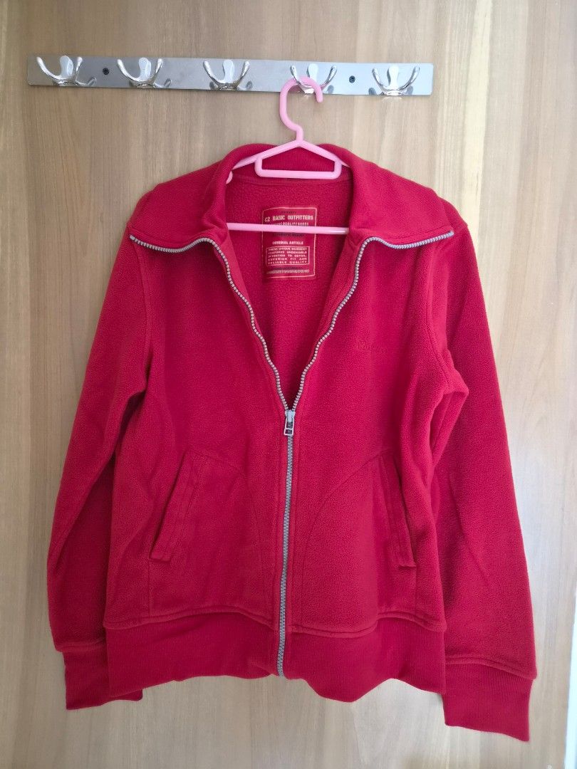 Jaket Merah (Kategori: Baju Luaran) berada di Tangerang. Dikirim oleh desyanti_17 (ID iklan 1447449289, Gambar 1). Deskripsi: LD = 104 cm, P = 58 cm.