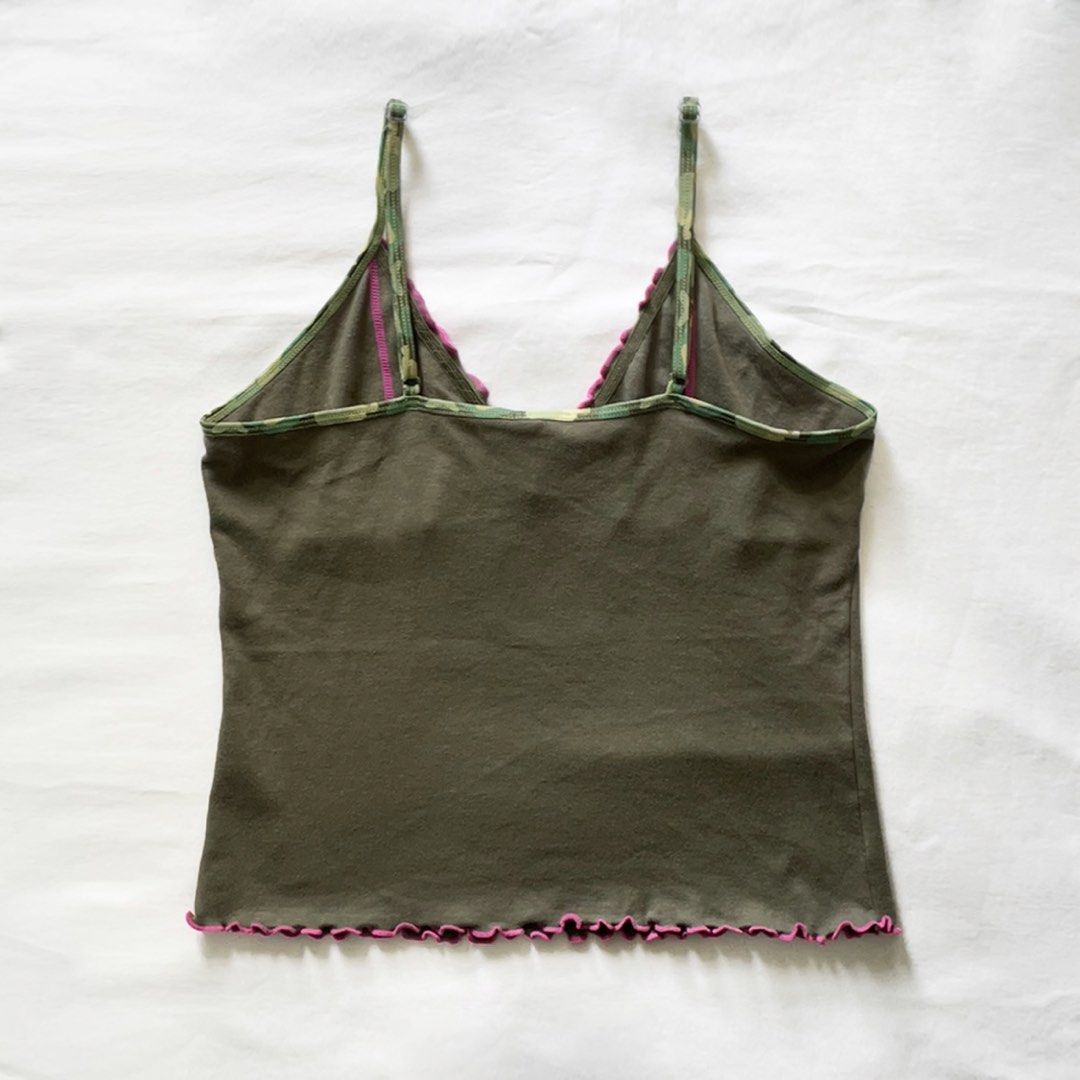 Khaki Green Cami Top with Camo Trim 軍綠迷彩吊帶背心 （分類：背心）位於 Hong Kong。 由 xoxo3816 提交（商品編號 1447439261，圖片 2）。簡介： Brand new 100% combed cotton, made in hong kong Chest 76-96cm (elastic) Waist 70cm (elastic) Length 45cm Strap adjustable brandy melville subdued edikted hollister motel camouflage y2k。