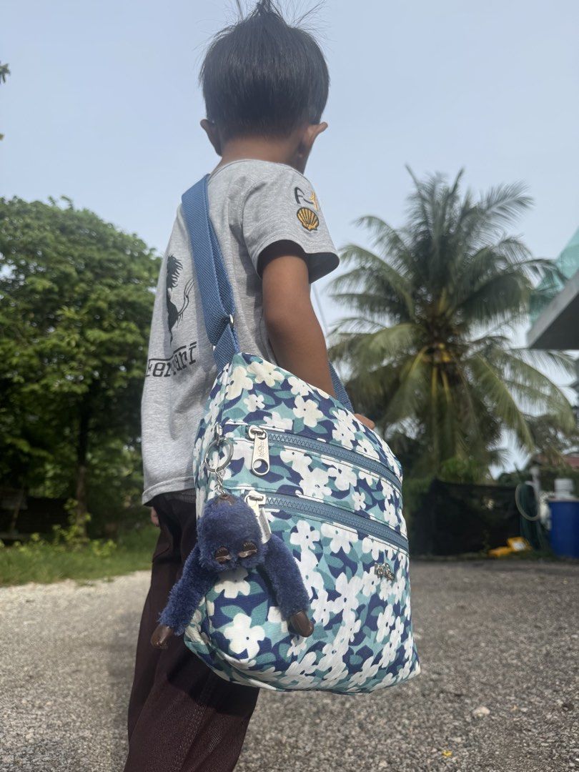 Kipling (Category: Cross-body Bags) located in Pasir Mas. Submitted by uncle_dee (Listing ID 1447319093, Image 3). Description: Bismillah Jual seadanya Beg selempang wanita Kipling ini menampilkan corak bunga biru dan putih yang menawan 👜Beg tangan Kipling ini mempunyai kod produk K013884-192 yang tertera pada label dalaman berwarna putih 👜Ini ialah rantai kunci berbentuk monyet (biasanya dipanggil 'bag charm') daripada jenama Kipling. 👜Rantai