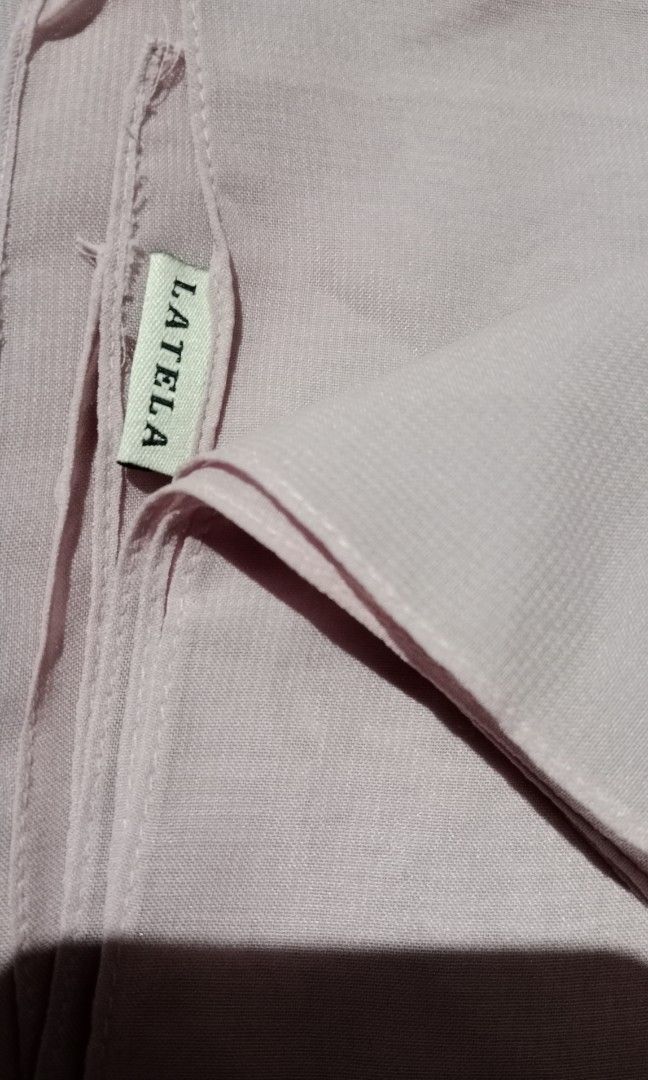 Latela Plain Square Aromatic Polycotton Premium Cotton Candy 15k - Preloved (Kategori: Syal) berada di Jakarta Pusat. Dikirim oleh reiibee (ID iklan 1447427310, Gambar 3). Deskripsi: Latela Plain Square Aromatic Polycotton Premium Warna: Cotton Candy Kondisi masih bagus dan layak pakai. Bahan nyaman, adem, dan mudah dibentuk. Minus: terdapat sedikit noda kecil di salah satu sudut (terlihat pada foto). Selain itu tidak ada sobek maupun bolong. Sil