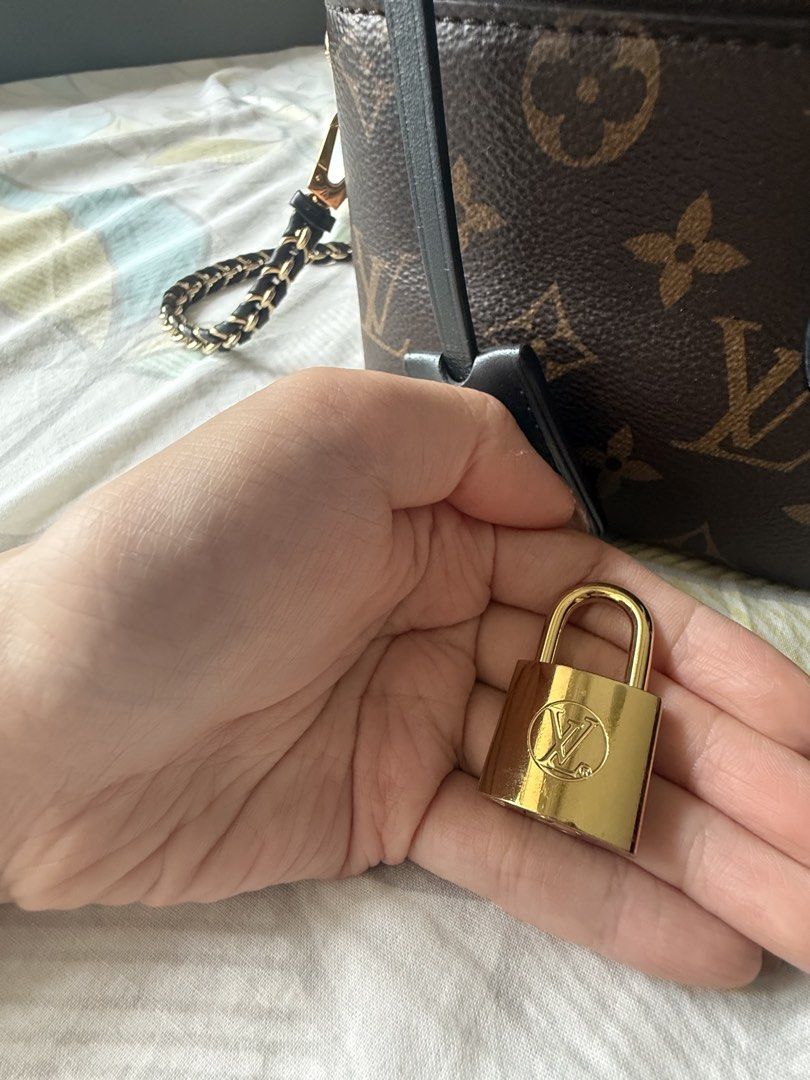 LV vanity bag （分類：手袋及銀包）位於 Hong Kong。 由 mickey01111 提交（商品編號 1447365401，圖片 3）。簡介： Full set with receipt, include authentic twilly. Face trade along east rail line 。