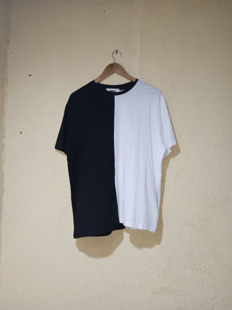 Maison Margiela 6 (Category: Activewear) located in San Pablo. Submitted by thriftyjd (Listing ID 1447445596, Image 1). Description: Maison Margiela 6 Plain half black and whiter Dimes: L27.5 x W22.5 large Condition/ color rate: 9/10 No Issue.