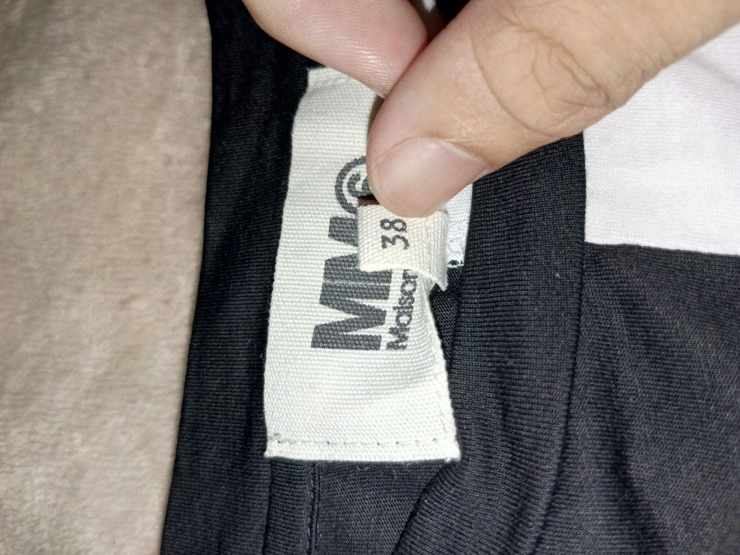 Maison Margiela 6 (Category: Activewear) located in San Pablo. Submitted by thriftyjd (Listing ID 1447445596, Image 3). Description: Maison Margiela 6 Plain half black and whiter Dimes: L27.5 x W22.5 large Condition/ color rate: 9/10 No Issue.