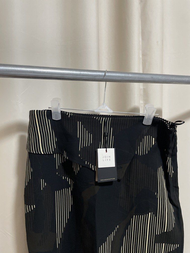 MASSIMO DUTTI MIDI SKIRT BNWT (Category: Skirts) located in Makati City. Submitted by tinycloset__ (Listing ID 1447402266, Image 2). Description: MASSIMO DUTTI S ON TAG BNWT.