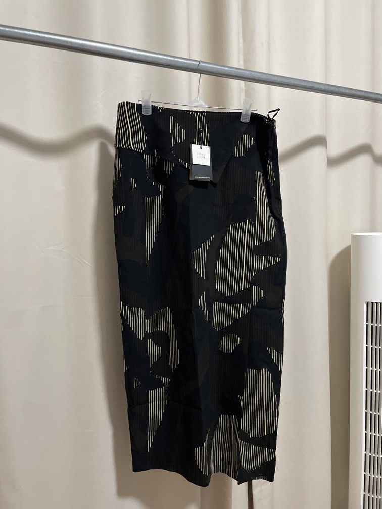 MASSIMO DUTTI MIDI SKIRT BNWT (Category: Skirts) located in Makati City. Submitted by tinycloset__ (Listing ID 1447402266, Image 1). Description: MASSIMO DUTTI S ON TAG BNWT.