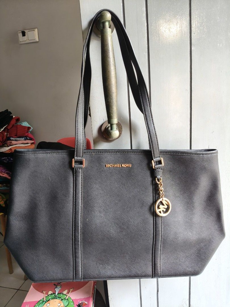 Michael Kors sadly large saffiano leather tote bag (Kategori: Tas & Dompet Wanita) berada di Bekasi. Dikirim oleh busybshop (ID iklan 1447310917, Gambar 1). Deskripsi: baru dengan tag ori, beli di US 30 x 39x 14cm ongkir ditanggung pembeli.