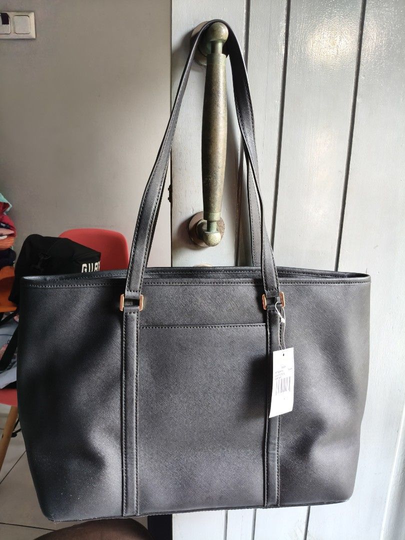 Michael Kors sadly large saffiano leather tote bag (Kategori: Tas & Dompet Wanita) berada di Bekasi. Dikirim oleh busybshop (ID iklan 1447310917, Gambar 2). Deskripsi: baru dengan tag ori, beli di US 30 x 39x 14cm ongkir ditanggung pembeli.