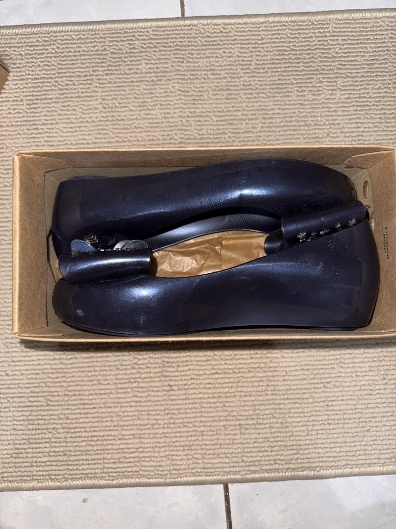 Mini Melissa Navy Star Bow Jelly Flats (Category: Babies & Kids Fashion) located in Antipolo. Submitted by shopclozette (Listing ID 1447342211, Image 3). Description: - Navy blue Mini Melissa jelly flats - Adorable bow with star detail on the front - Fun star print on the inner sole - Includes original Melissa box - Ideal for little ones.