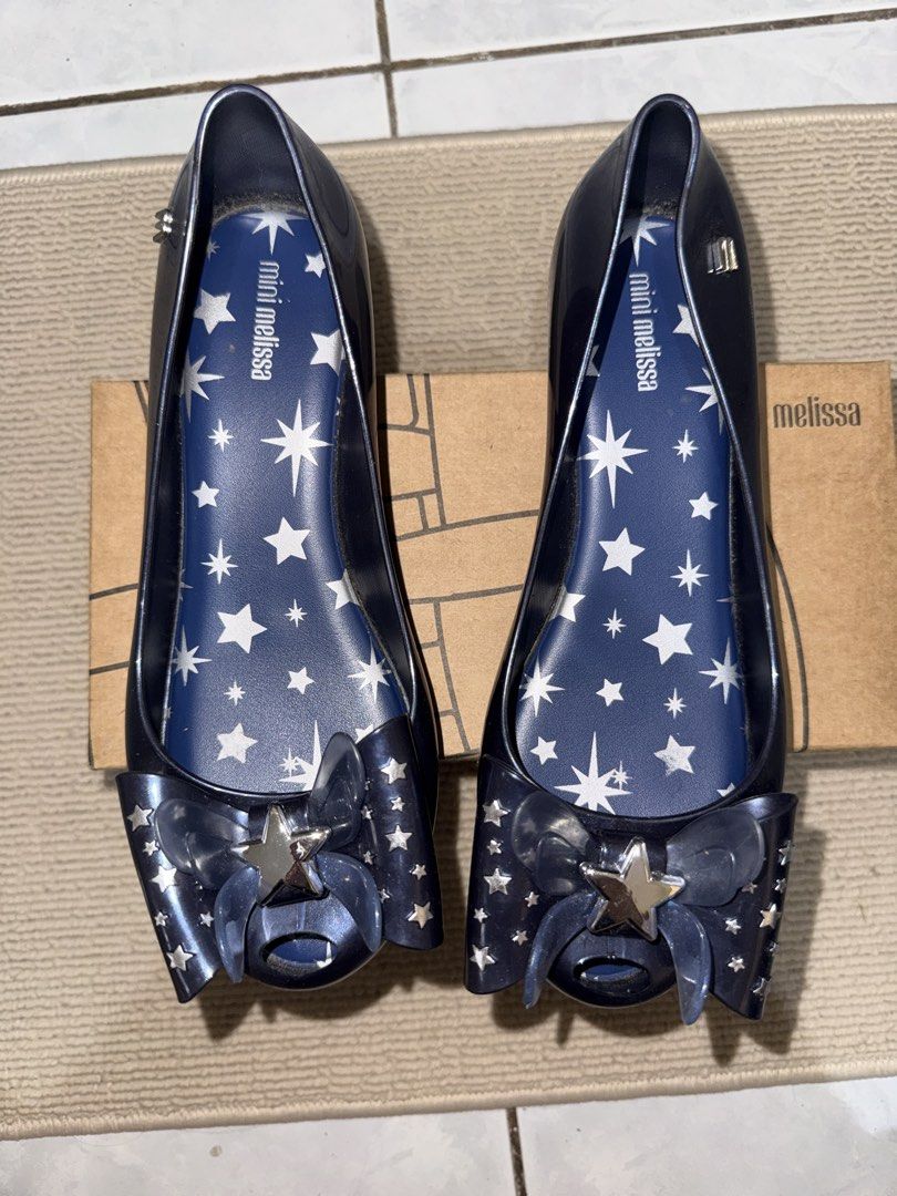 Mini Melissa Navy Star Bow Jelly Flats (Category: Babies & Kids Fashion) located in Antipolo. Submitted by shopclozette (Listing ID 1447342211, Image 1). Description: - Navy blue Mini Melissa jelly flats - Adorable bow with star detail on the front - Fun star print on the inner sole - Includes original Melissa box - Ideal for little ones.