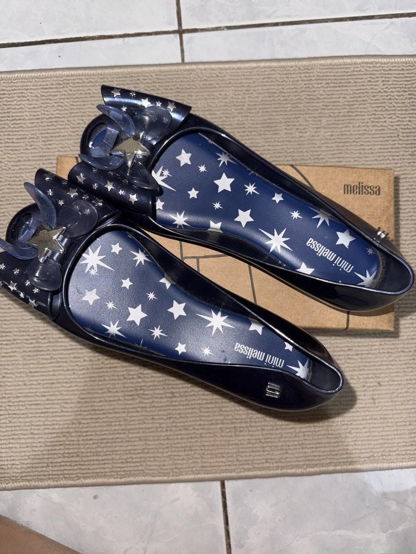 Mini Melissa Navy Star Bow Jelly Flats (Category: Babies & Kids Fashion) located in Antipolo. Submitted by shopclozette (Listing ID 1447342211, Image 2). Description: - Navy blue Mini Melissa jelly flats - Adorable bow with star detail on the front - Fun star print on the inner sole - Includes original Melissa box - Ideal for little ones.