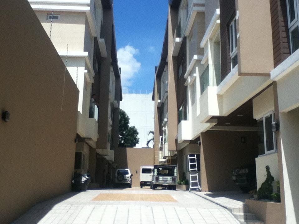 Modern 4-Storey Duplex House (Category: Townhouse) located in Caloocan City. Submitted by mystichawk.1143b3 (Listing ID 1447373992, Image 1). Description: FOR RENT: Modern 4-Storey Duplex House in Biak na Bato, Quezon City Location: 33 A-1 Biak na Bato St., Brgy. Sto. Domingo (Matalahib), Quezon City Nearby Landmarks: Minutes away from Banawe and Quezon Avenue This semi-furnished 4-storey duplex offers 400 sqm of living space in an accessible Que
