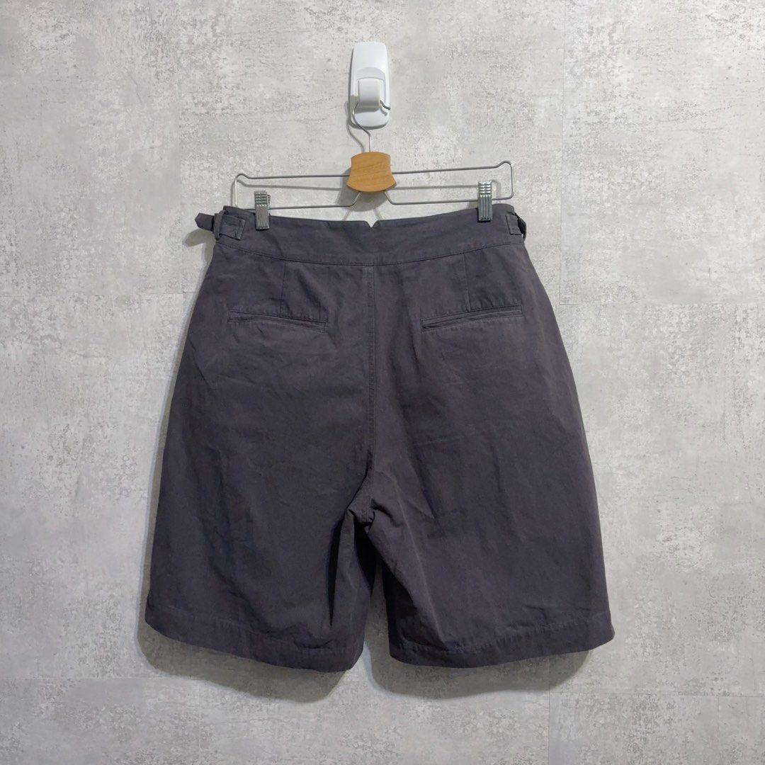 由 goblin_wear_house (刊登 ID 1447417913，圖片 2) 提交，位於 台中市 (Taichung) 的 ［M？］Plain-me x kc&Ø Adjustable Shorts 職人刺青刺繡短褲 b326 (類別：短褲)，說明：成立於2005年的plain-me，是台灣最具代表性的元老級選貨店與服飾品牌，由主理人Akko與Tim共同創辦，二十年來始終貫徹「搭配美好的一天 (Match a nice day)」的品牌信仰。plain-me是台灣推廣男性「穿搭文化」的重要推手，致力於透過搭配教學讓大眾找回自信。其商業模式結合了國際選品視野與優質的自製產線，旗下主打品牌COP專為台灣氣候與身形設計。此次為與kc&Ø以刺青師的台灣生活為創意靈感，趁著夏天的到來，邀請好友，找間看得見美景的住宿，慵懶地過幾天想像中的生活，好像蠻不賴的。 這件短褲在沉穩的基礎輪廓中，藏有豐富的設計語彙與巧思。褲頭兩側配置了實用的金屬調節釦，能依據身型俐落微調腰際鬆緊，提升著用的包覆性，