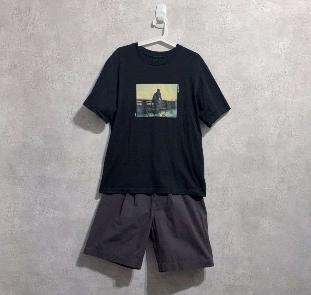 由 goblin_wear_house (刊登 ID 1447417913，圖片 3) 提交，位於 台中市 (Taichung) 的 ［M？］Plain-me x kc&Ø Adjustable Shorts 職人刺青刺繡短褲 b326 (類別：短褲)，說明：成立於2005年的plain-me，是台灣最具代表性的元老級選貨店與服飾品牌，由主理人Akko與Tim共同創辦，二十年來始終貫徹「搭配美好的一天 (Match a nice day)」的品牌信仰。plain-me是台灣推廣男性「穿搭文化」的重要推手，致力於透過搭配教學讓大眾找回自信。其商業模式結合了國際選品視野與優質的自製產線，旗下主打品牌COP專為台灣氣候與身形設計。此次為與kc&Ø以刺青師的台灣生活為創意靈感，趁著夏天的到來，邀請好友，找間看得見美景的住宿，慵懶地過幾天想像中的生活，好像蠻不賴的。 這件短褲在沉穩的基礎輪廓中，藏有豐富的設計語彙與巧思。褲頭兩側配置了實用的金屬調節釦，能依據身型俐落微調腰際鬆緊，提升著用的包覆性，