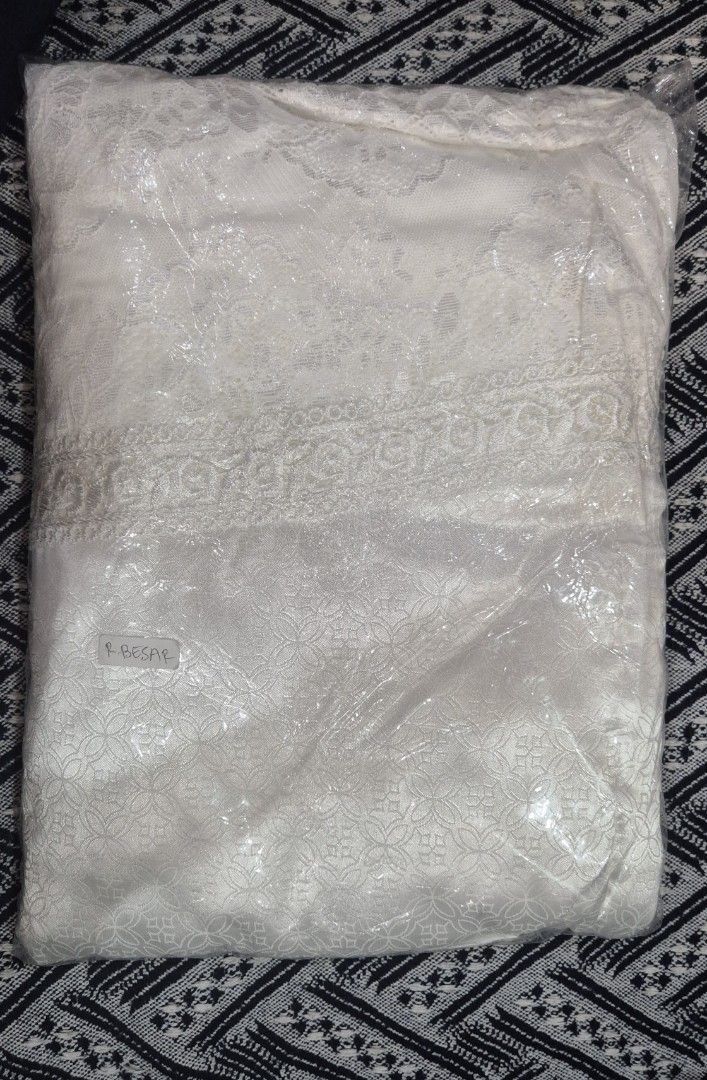 Mukena [new] (Kategori: Busana Muslim - Lainnya) berada di Bekasi. Dikirim oleh privatecollections_24 (ID iklan 1447361840, Gambar 2). Deskripsi: Mukena putih bermotif . Lengkap dengan tas , rantai mutiara. size besar..