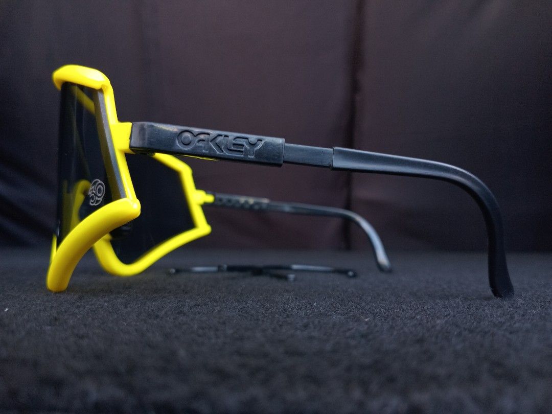 Oakley Eyeshade Heritage 30th - YELLW/GRY (Category: Sunglasses & Eyewear) located in Paranaque City. Submitted by digistoryanimations (Listing ID 1447405613, Image 2). Description: Oakley Eyeshade Heritage 30th "Yellow / Grey" Dimensions: Frame Width 134mm - 141mm Lens Height 65mm Bridge Width 19mm Temple Length 109mm - 125mm Includes Adjustable Earstems: 1. Curved Earstem 2. Hooked Earstem.