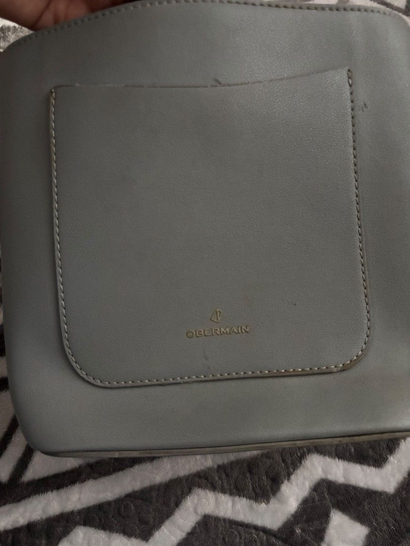 OBERMAIN (Kategori: Tas & Dompet Wanita) berada di Jakarta Selatan. Dikirim oleh preloveddestiyaan (ID iklan 1447396096, Gambar 3). Deskripsi: Tas wanita Merk Obermain asli 100% pembelian di mall, size M, Warna soft blue cenderung ke grey, resleting dalam dan luar masih normal dan kencang tidak kendor sama sekali, include tali panjang, tdk ada minus sama sekali hanya kotor penyimpanan.