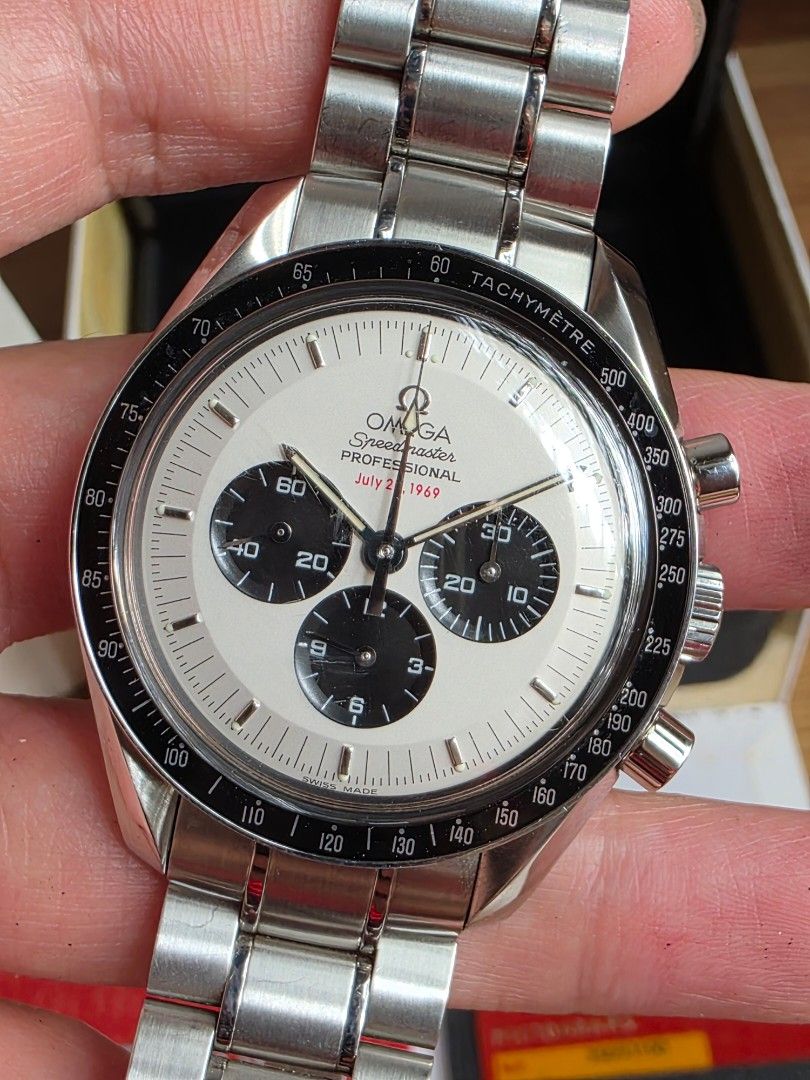 Omega Speedmaster Moonwatch Apollo 11 35th Anniversary *1st Snoopy (Category: Watches) located in Kuala Lumpur. Submitted by yangkw (Listing ID 1447402304, Image 1). Description: Product detail as below Omega Speedmaster Moonwatch Apollo 11 35th Anniversary *1st Snoopy Good condition Collectible Full set RARE Model 3569.31.00 Year : 2005 Case size 42mm Movement Auto Calibre 1861 Power reserve Approx 48hr Retail price Approx Discontinued My Price 