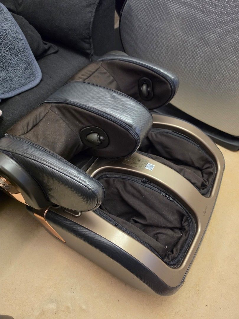 OSIM uSqueez 3 腳部按摩器 （分類：按摩紓緩用品）位於 Hong Kong。 由 timtimxxx 提交（商品編號 1447443014，圖片 1）。簡介： OSIM uSqueez 3 腳部按摩器，金色同黑色設計。鑽石山自取。