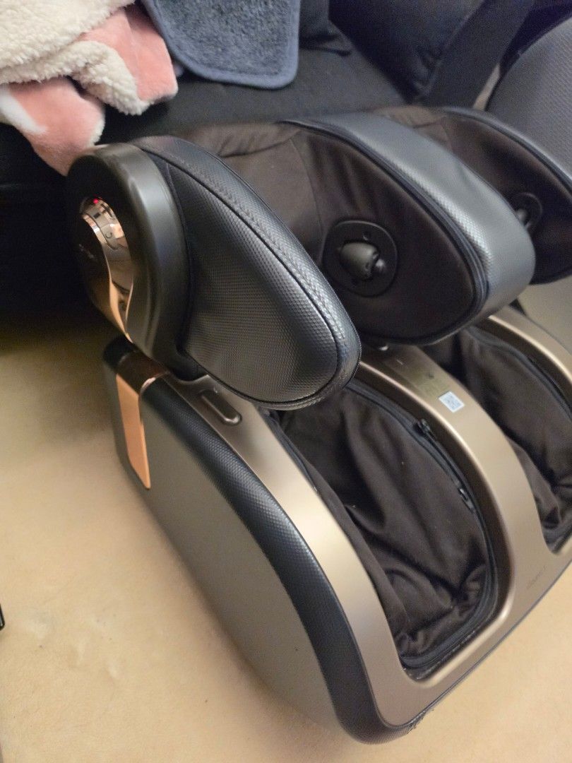 OSIM uSqueez 3 腳部按摩器 （分類：按摩紓緩用品）位於 Hong Kong。 由 timtimxxx 提交（商品編號 1447443014，圖片 2）。簡介： OSIM uSqueez 3 腳部按摩器，金色同黑色設計。鑽石山自取。