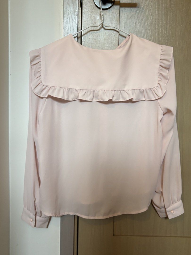 Pink Ruffle Peter Pan Collar Blouse （分類：襯衫）位於 Hong Kong。 由 epicmouse_67 提交（商品編號 1447385296，圖片 2）。簡介： Cute pink blouse bought and made in Korea. Ribbon can be tied. Free size.。