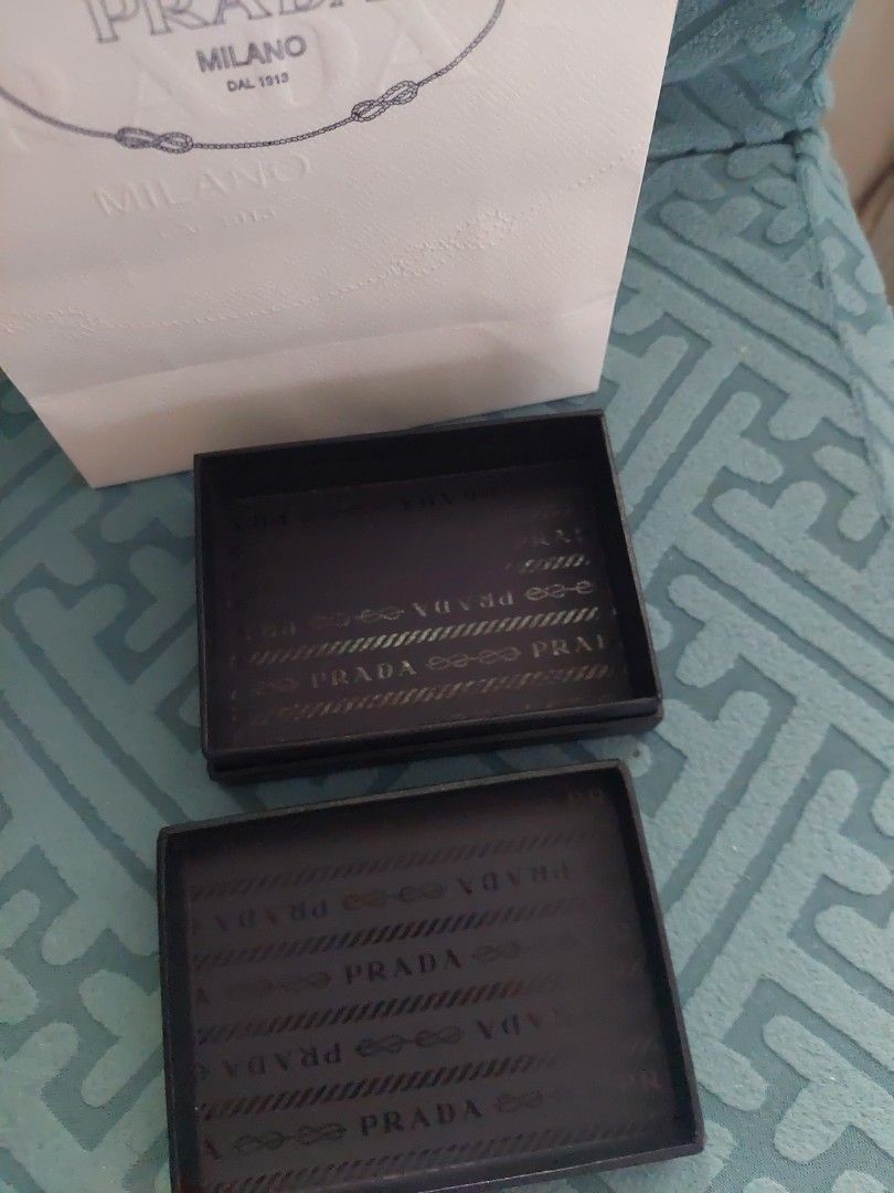 prada box &shopping bag （分類：手袋及銀包）位於 Hong Kong。 由 mi2011 提交（商品編號 1447311263，圖片 3）。簡介： 少用，新淨。