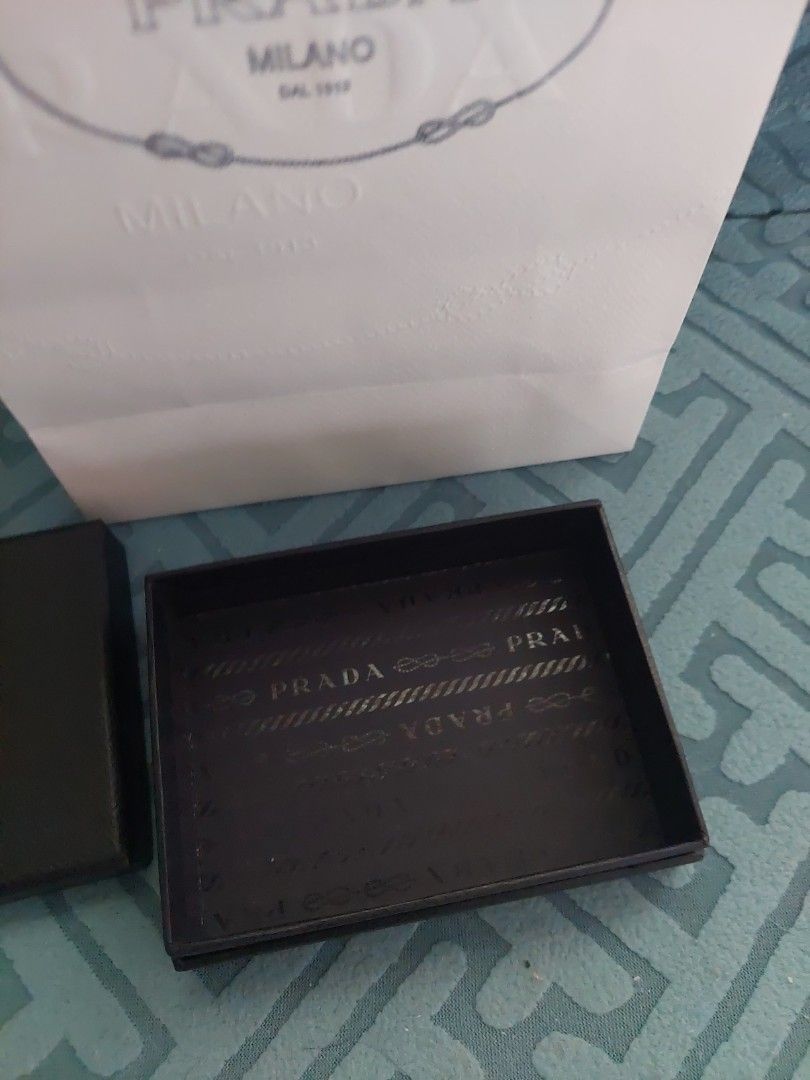 prada box &shopping bag （分類：手袋及銀包）位於 Hong Kong。 由 mi2011 提交（商品編號 1447311263，圖片 2）。簡介： 少用，新淨。
