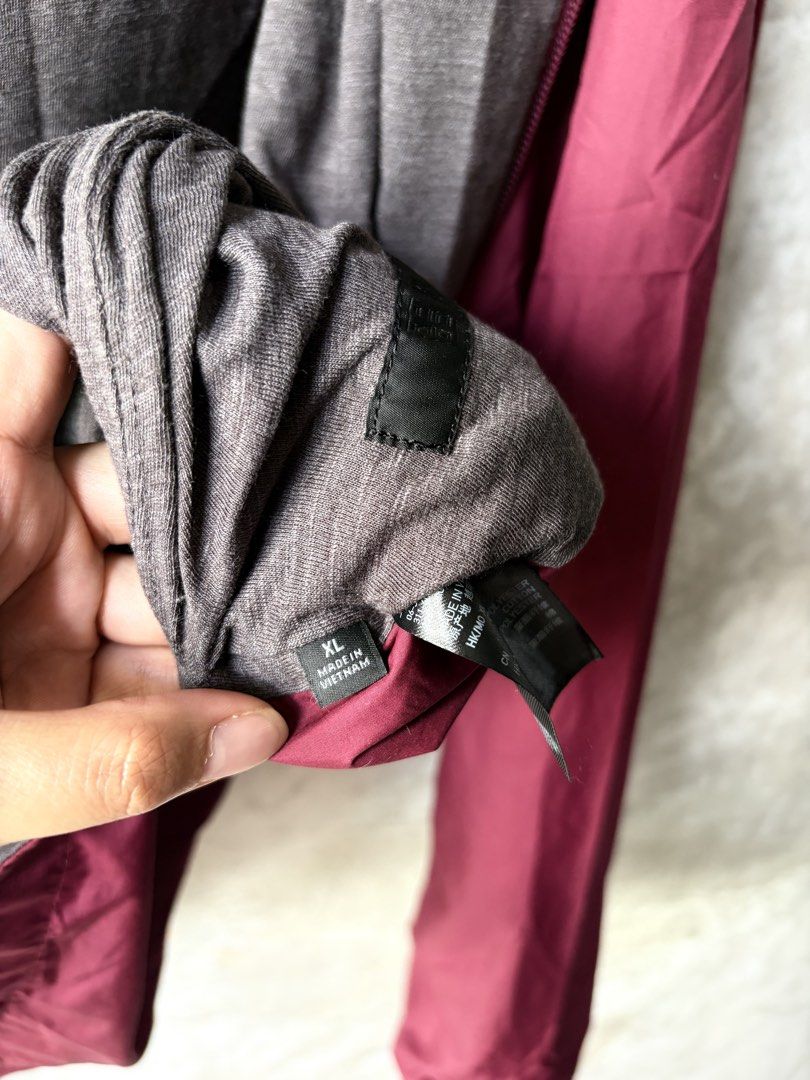 Preloved Uniqlo Reversible Parka XL (Category: Coats, Jackets and Outerwear) located in Quezon City. Submitted by Kopiluck (Listing ID 1447410743, Image 3). Description: With light issue pls see last pic. Yung laylayan slightly faded. Rest assured still in good condition Loc QC Add sf.