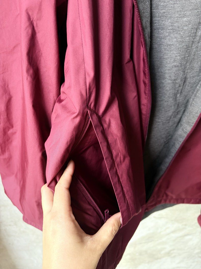 Preloved Uniqlo Reversible Parka XL (Category: Coats, Jackets and Outerwear) located in Quezon City. Submitted by Kopiluck (Listing ID 1447410743, Image 2). Description: With light issue pls see last pic. Yung laylayan slightly faded. Rest assured still in good condition Loc QC Add sf.