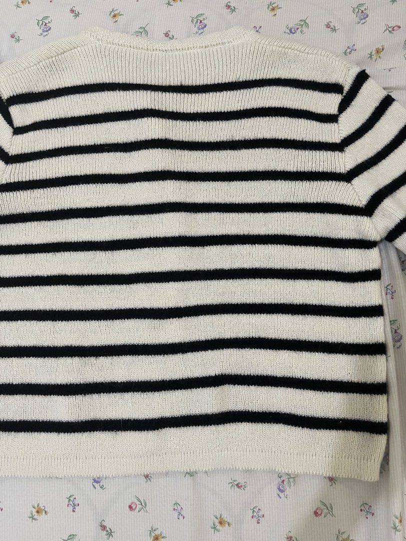 Premium korean black & white stripe long sleeve (Category: Longsleeves) located in Subic. Submitted by p0rcelain (Listing ID 1447318546, Image 3). Description: Size can fit from xs - slim medium No flaws at all! For more inquiries, please don’t hesitate to message me.
