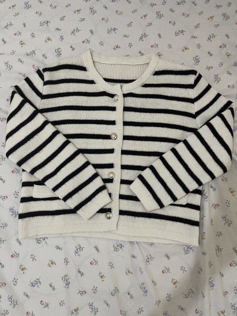 Premium korean black & white stripe long sleeve (Category: Longsleeves) located in Subic. Submitted by p0rcelain (Listing ID 1447318546, Image 2). Description: Size can fit from xs - slim medium No flaws at all! For more inquiries, please don’t hesitate to message me.