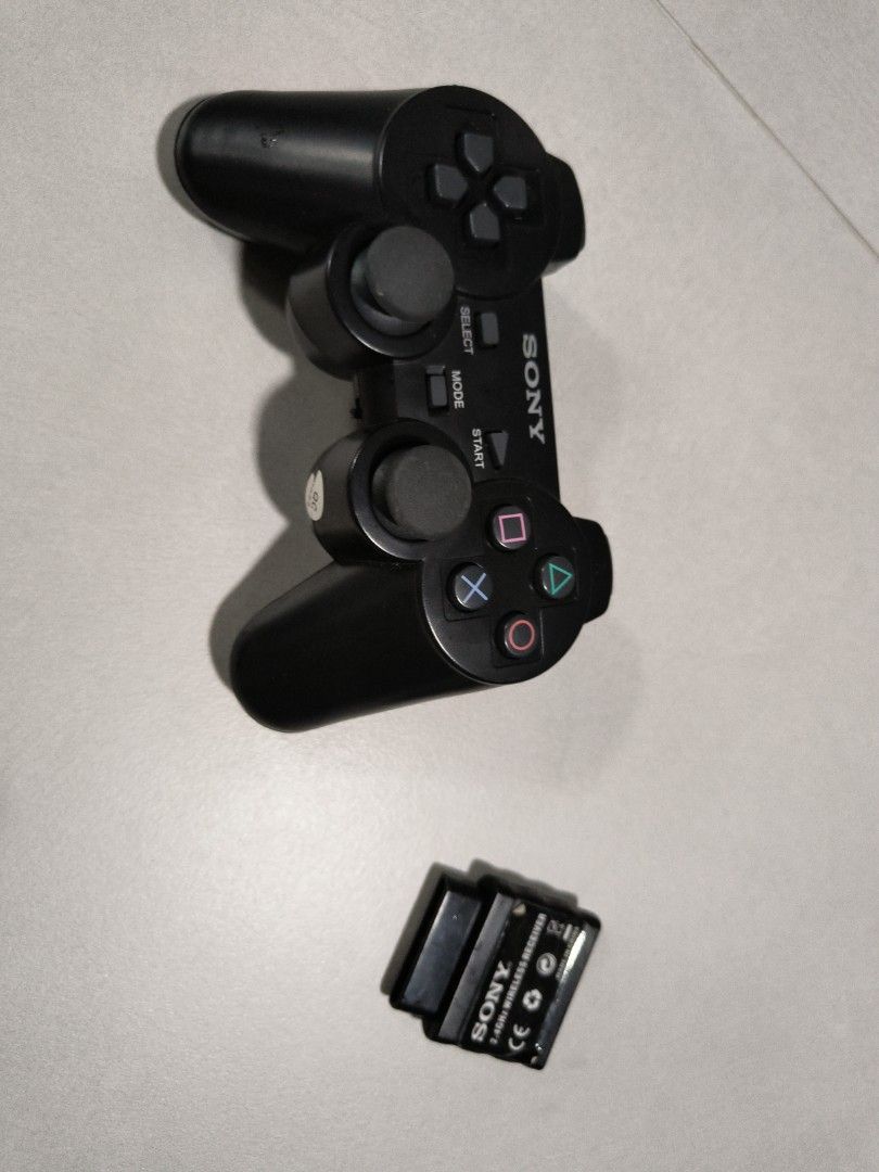 PS2 wireless controller (Category: Controllers) located in Singapore. Submitted by radplay (Listing ID 1447429098, Image 1). Description: working condition powered with 2 AAA Batteries.