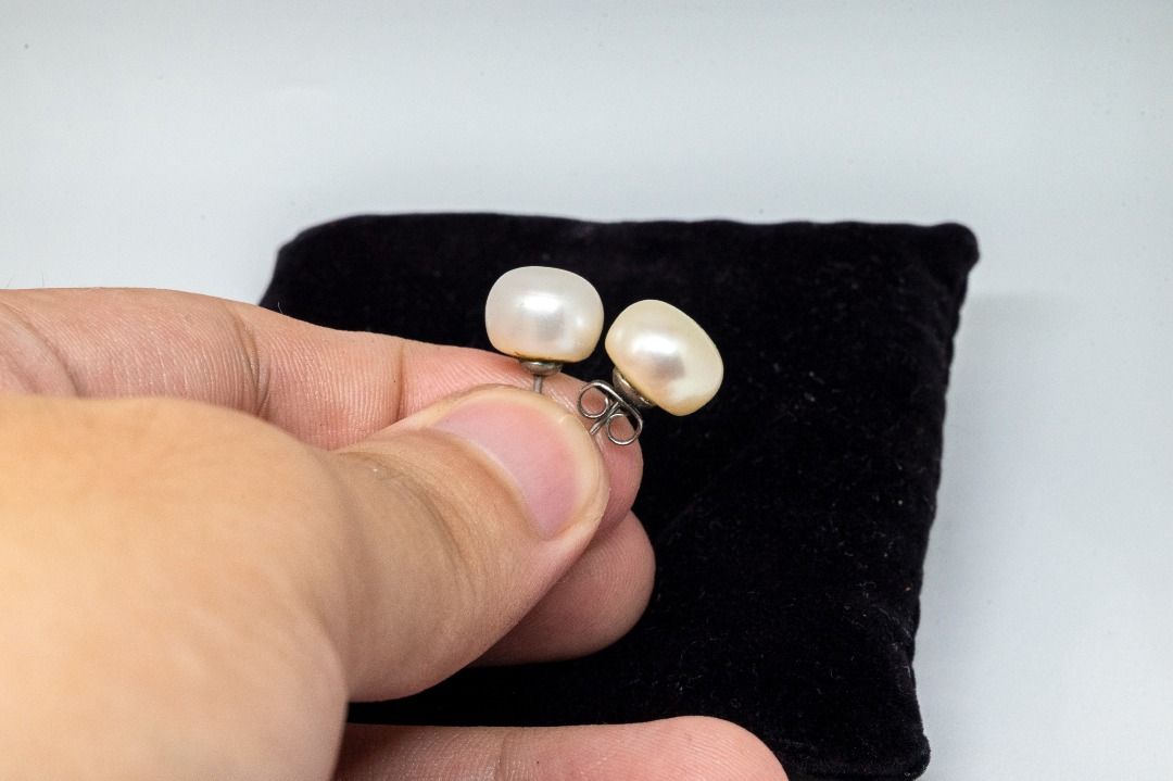 Real Freshwater Pearl Earrings (Category: Earrings) located in Las Pinas. Submitted by gabriel8732 (Listing ID 1447429453, Image 3). Description: Comes with free pouch. Decluttering. Missing pakaw/lock on one earring Can do Meetups/J&T/Lalamove Location (Depends on day), Taft, Manila and Bacoor..