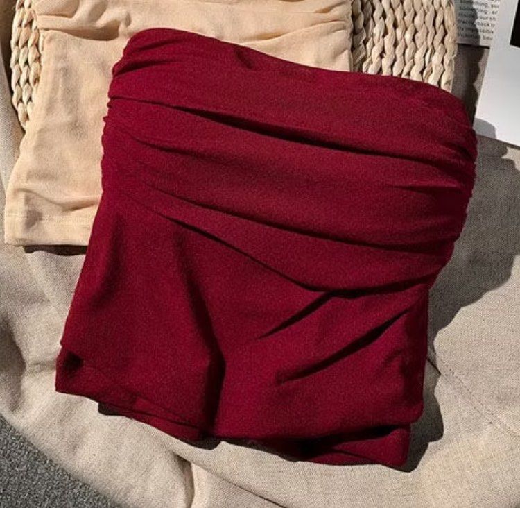 ★ Red Tube Top (Category: Others Tops) located in Manila. Submitted by krushedd (Listing ID 1447330716, Image 1). Description: ★ Red Tube Top (still negotiable) — got this from the 🍊app for 300 pesos quick reminders before u order !! — all sales are final, no return no exchange — buyer should cover the sf — loc: quezon city .