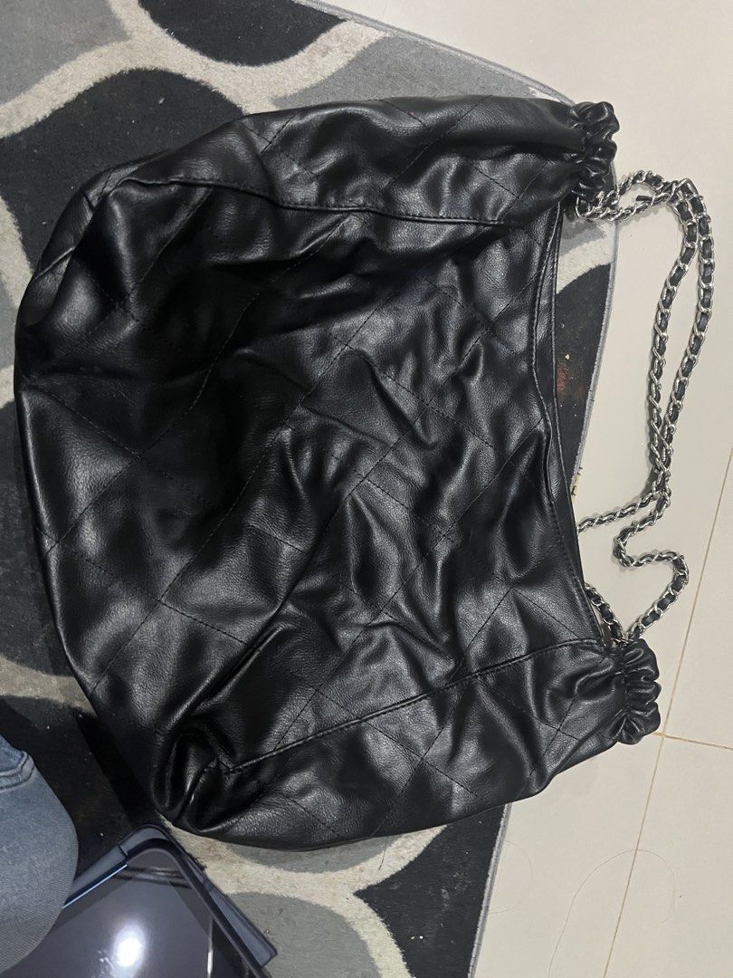 rubi tote bag item (Kategori: Tas & Dompet Wanita) berada di Jakarta Selatan. Dikirim oleh caarrissa_ (ID iklan 1447339290, Gambar 2). Deskripsi: rubi tote bag item detail size ada di foto beli langsung di mapclub dipake cuma sekali kulit nya masih bagus no minus, bisa oren boleh nego.