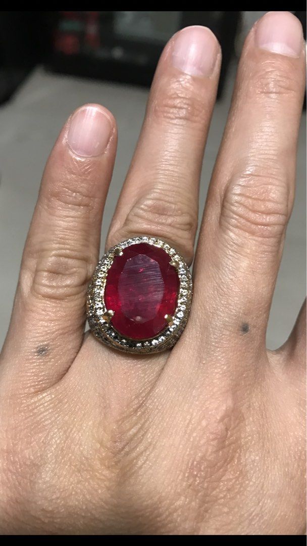 Ruby ring with certificate (Category: Jewelry) located in Singapore. Submitted by lawrencelucifer81 (Listing ID 1447424109, Image 3). Description: .
