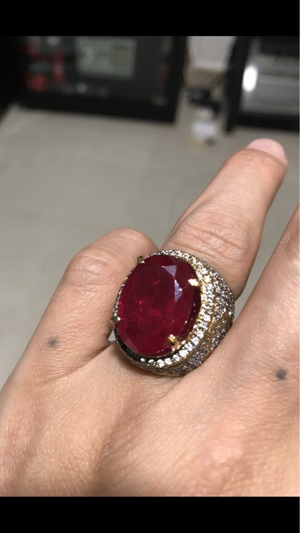 Ruby ring with certificate (Category: Jewelry) located in Singapore. Submitted by lawrencelucifer81 (Listing ID 1447424109, Image 2). Description: .