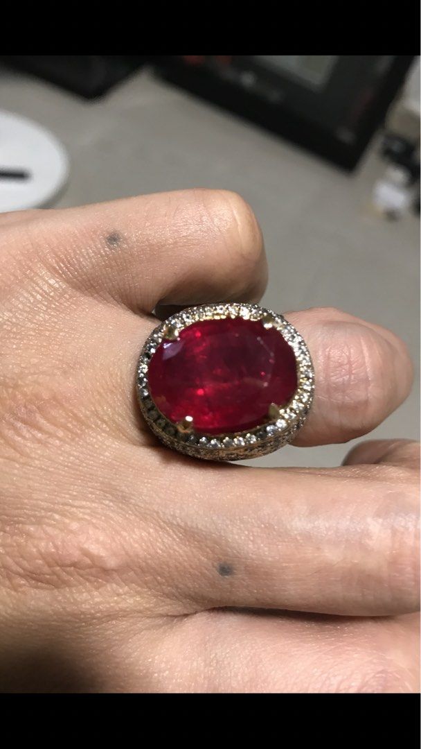 Ruby ring with certificate (Category: Jewelry) located in Singapore. Submitted by lawrencelucifer81 (Listing ID 1447424109, Image 1). Description: .