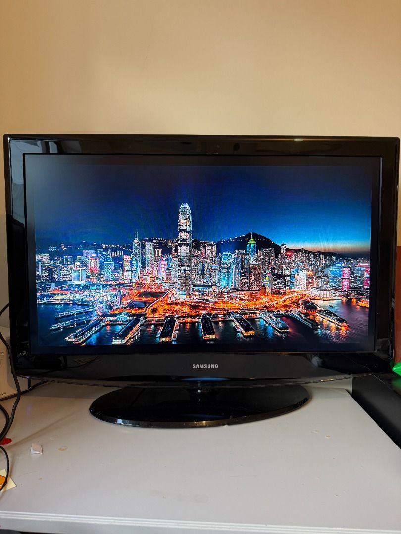 Samsung 40" Flat Screen TV （分類：電視）位於 Hong Kong。 由 roddickclone 提交（商品編號 1447386422，圖片 2）。簡介： Samsung flat screen TV. Black bezel. Comes with a stand and original remote. Works well. Great for gaming or watching movies. Selling because I upgraded to a bigger one. Pick up only. Cash only.。