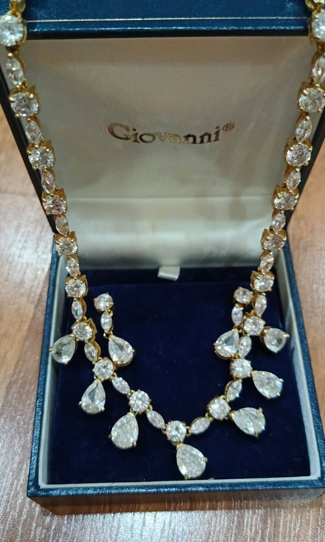 Set perhiasan GIOVANI tear drop (Kategori: Perhiasan Wanita) berada di Jakarta Selatan. Dikirim oleh melvinaham47736 (ID iklan 1447309942, Gambar 1). Deskripsi: --GAK ADA TOKO OREN/IJO-- tidak termasuk ongkir merek GIOVANI (beli di Metro PIM) 1 kalung full mata (bukan berlian) 1 pasang anting tear drop COCOK UTK ACARA NIKAHAN DLL kondisi 8/10 👍.