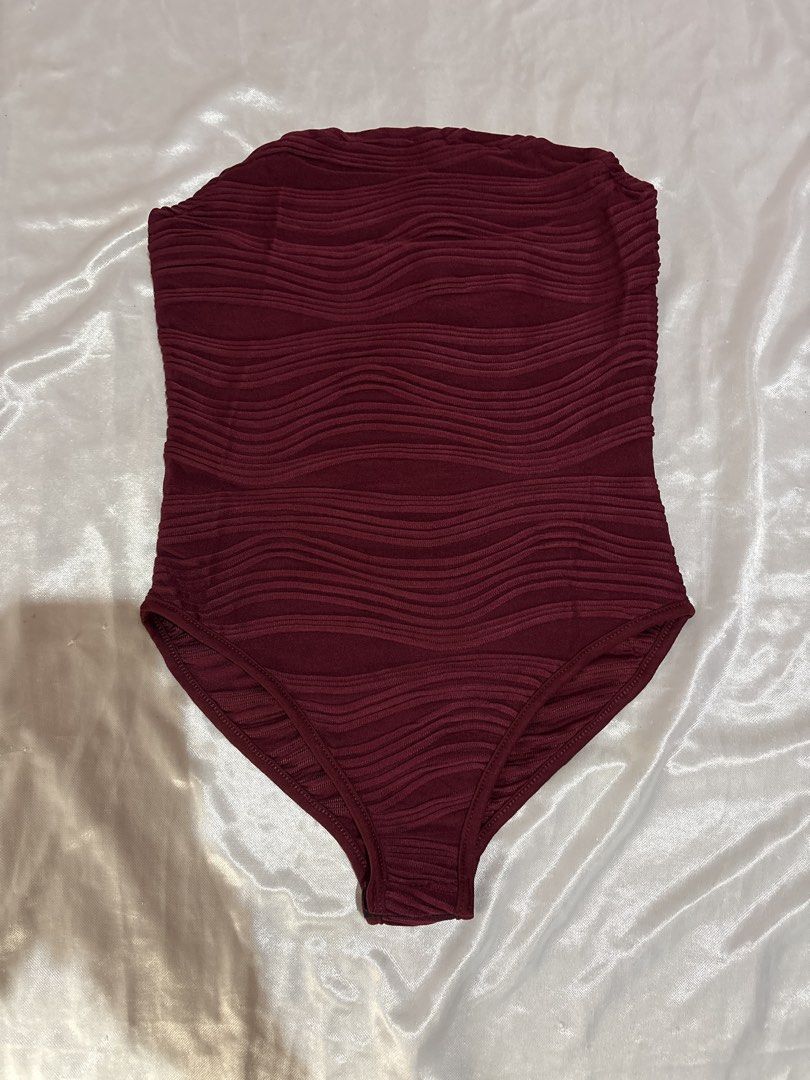Shein Red Tube Top (Kategori: Atasan) berada di Jakarta Pusat. Dikirim oleh kirana_17 (ID iklan 1447305578, Gambar 2). Deskripsi: .