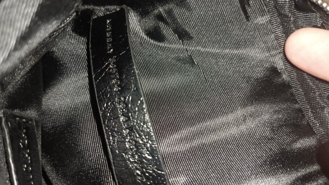 sling bags (Category: Luxury Bags & Wallets) located in Manila. Submitted by zaynluke09 (Listing ID 1447395708, Image 2). Description: like knew.