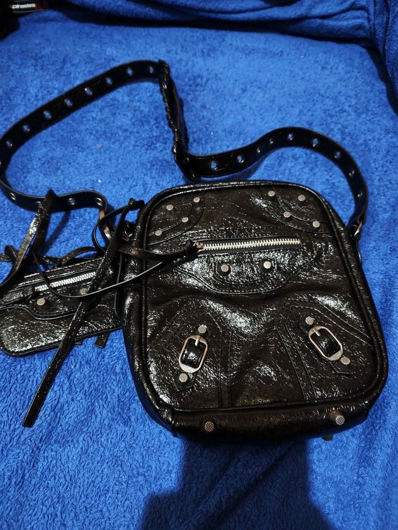 sling bags (Category: Luxury Bags & Wallets) located in Manila. Submitted by zaynluke09 (Listing ID 1447395708, Image 1). Description: like knew.