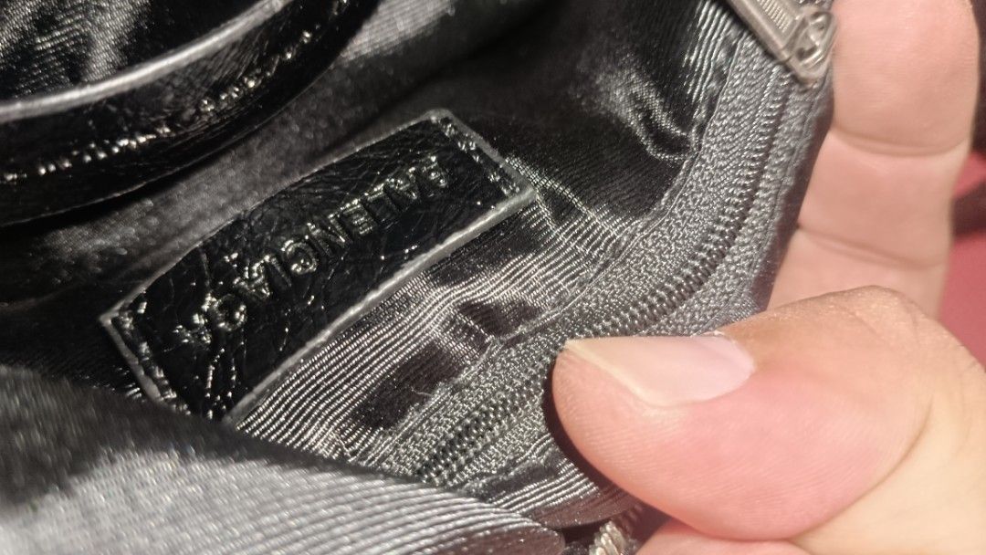 sling bags (Category: Luxury Bags & Wallets) located in Manila. Submitted by zaynluke09 (Listing ID 1447395708, Image 3). Description: like knew.